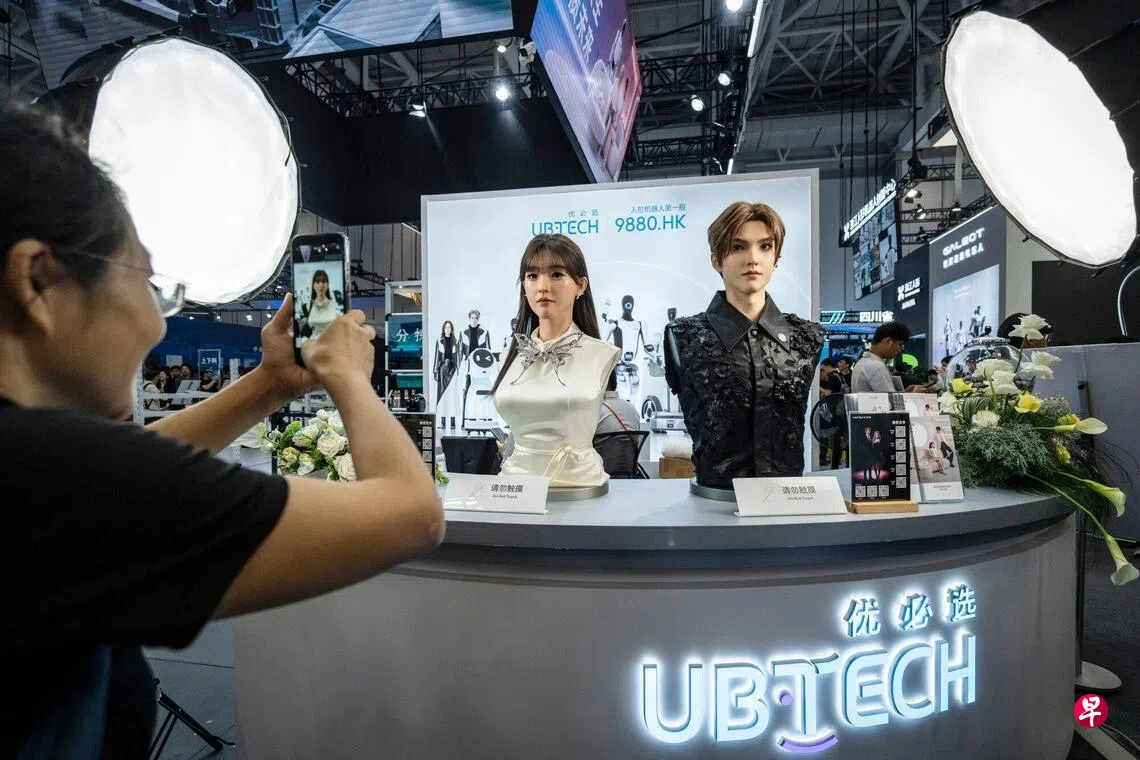 8月20日在中国北京举行的世界机器人大会上，优必选科技（UBTech Robotics Corp.）展示了其U1仿生人形机器人。随着中国政府加大从半导体到人形机器人等战略性技术的支持力度，“具身人工智能”（Embodied AI）正日益成为全球人工智能竞赛中最受瞩目的前沿领域之一。 （彭博社）