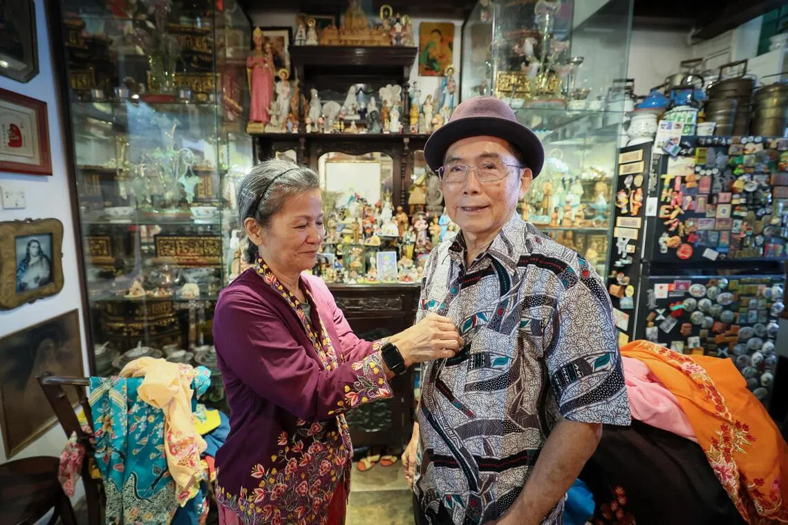 张光海（77岁，右）与好友罗丽芳（71岁）在体验环节中，尝试穿上娘惹装和峇峇服装，直呼有趣。（龙国雄摄）