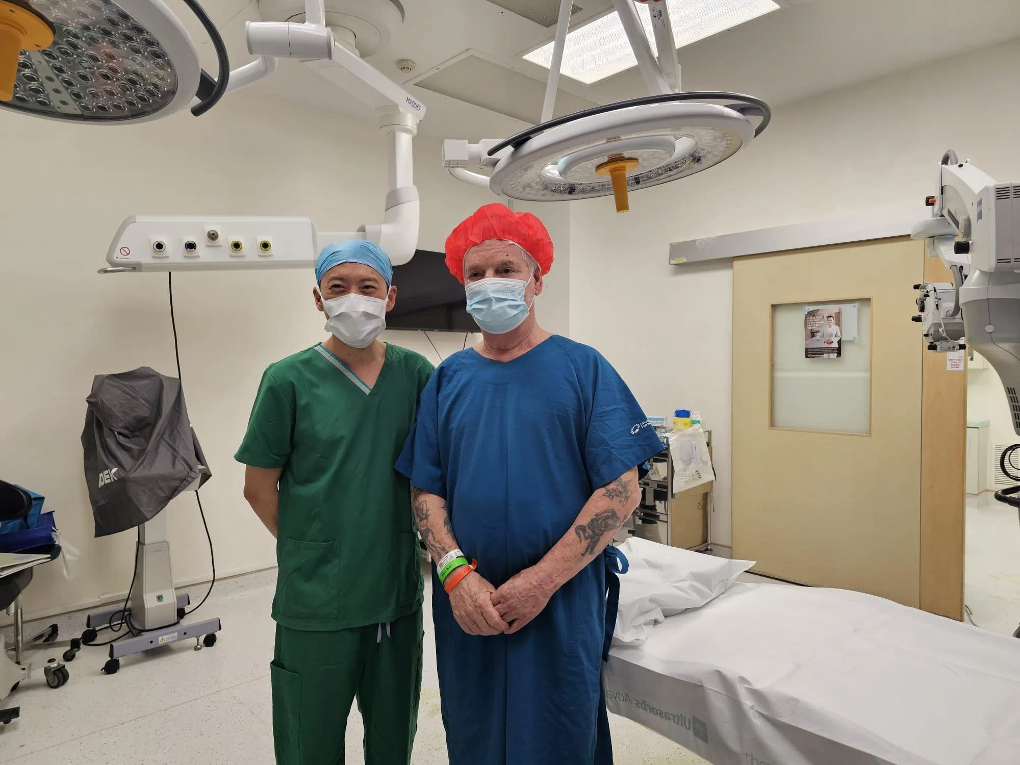 GA患者奈杰尔（右）在主治医生张益聪（左）的协助下，完成本地首例GA抗补体注射治疗。（受访者提供）