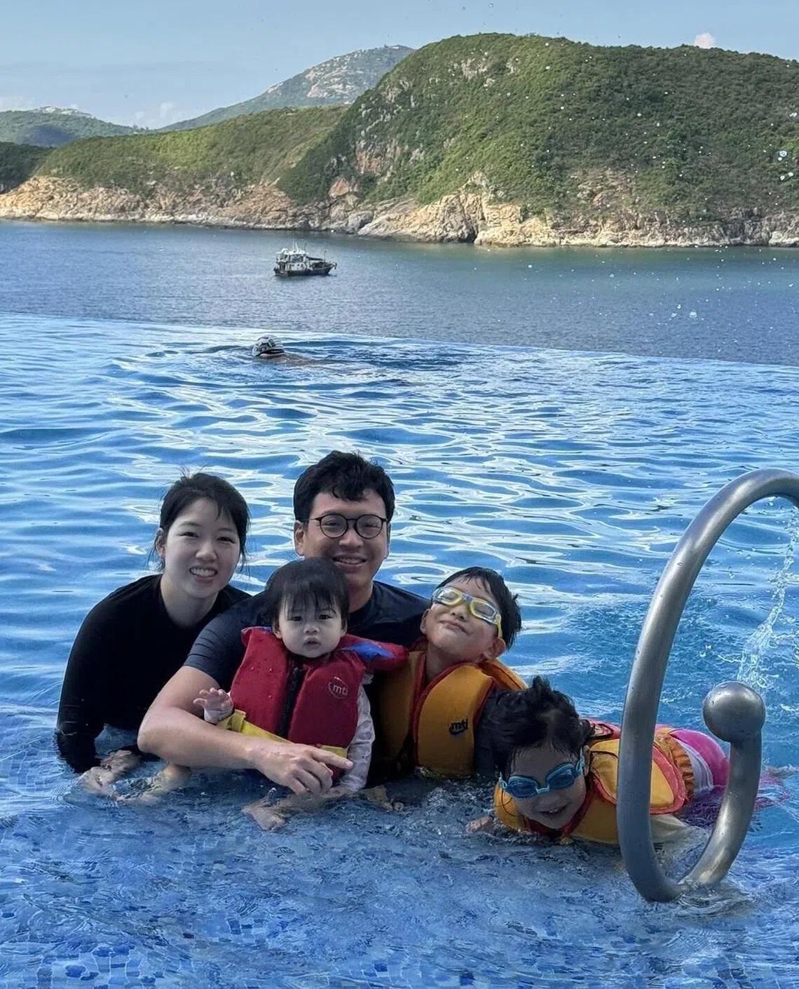 卓宇靖（后排左一）认为与家人出国旅行时，行程应保持弹性，让每个人都能放松愉快。（受访者提供）