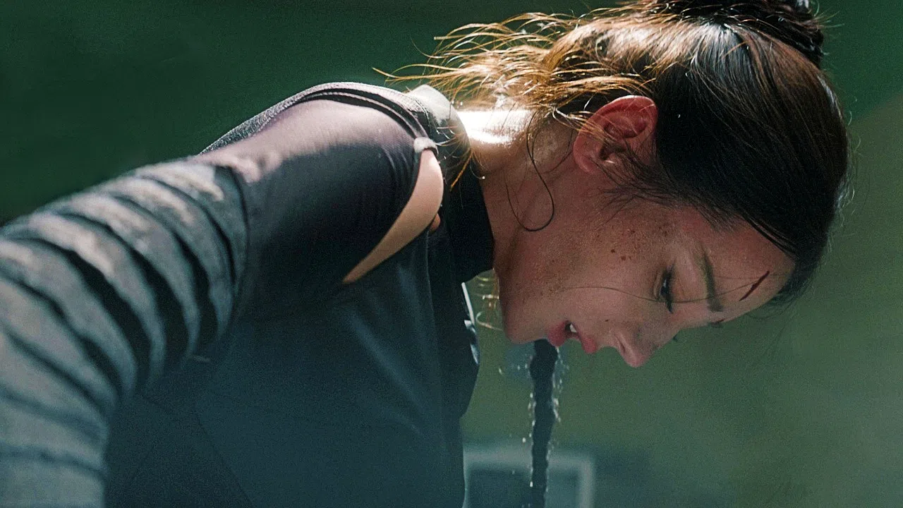 迪丽热巴饰演的聂九罗代号“疯刀”，是维护和平的南山猎人。（取自剧集微博）