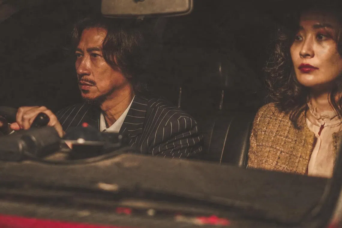 张家辉（左）在创作剧本时已锁定陈法拉（右）扮演自己老婆的角色。（邵氏机构提供）
