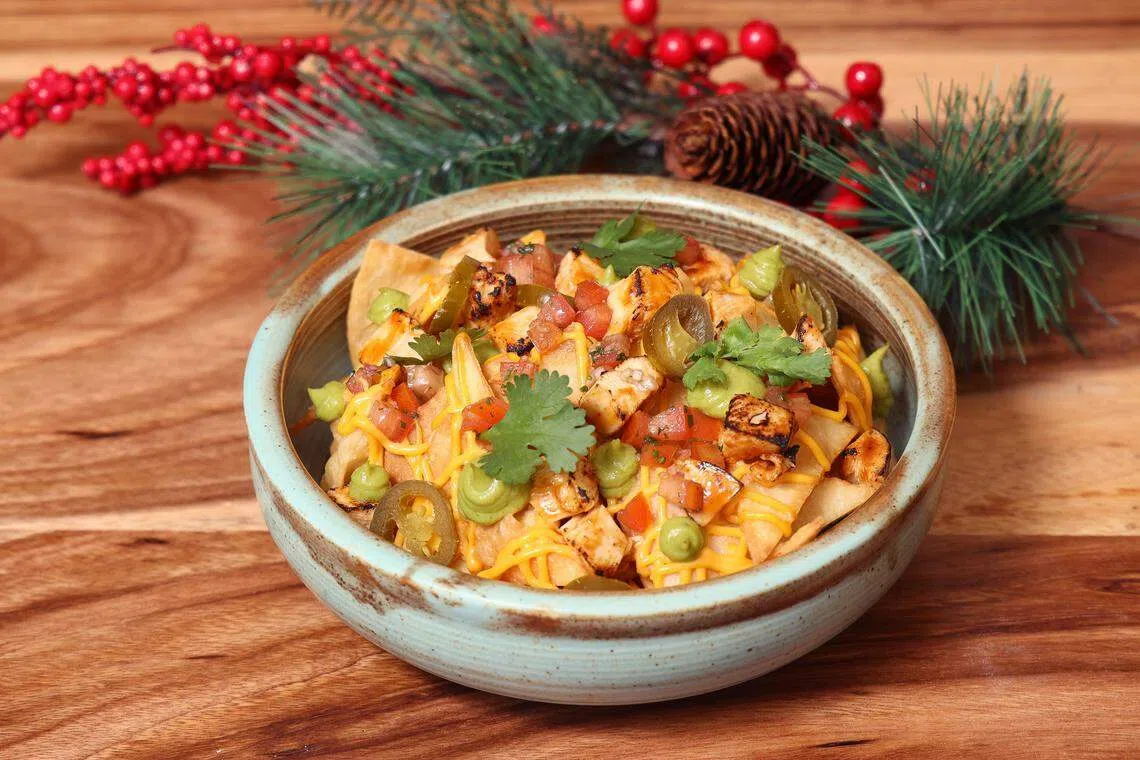 烤火鸡配烧烤酱、nacho芝士酱的烤墨西哥薄饼。（唐家鸿摄）