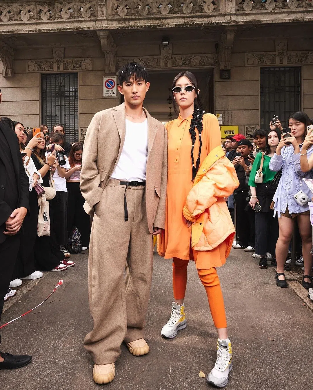 黄思恬（右）在2023年有不少出国工作的机会，图为她和孙政到米兰出席时尚周。（取自艺人IG）