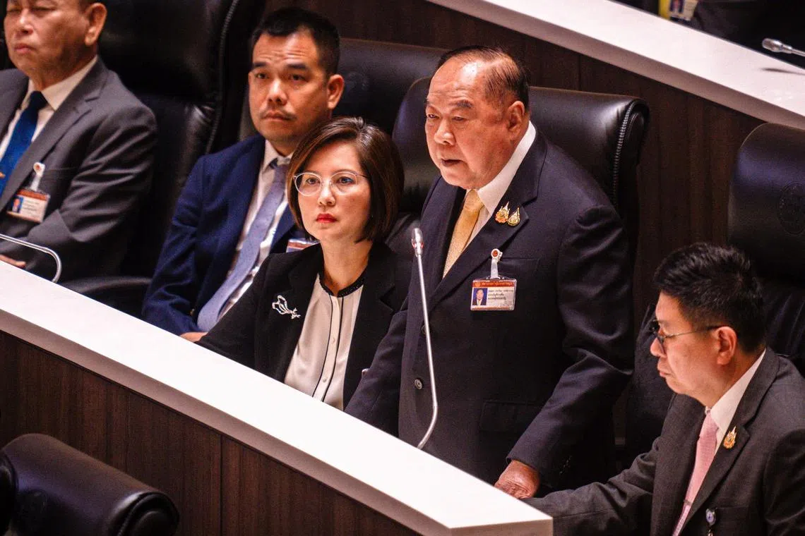 泰国公民力量党党魁巴维在不信任动议辩论中，嘲讽佩通坦在处理安全事务方面是“业余首相”。（法新社）