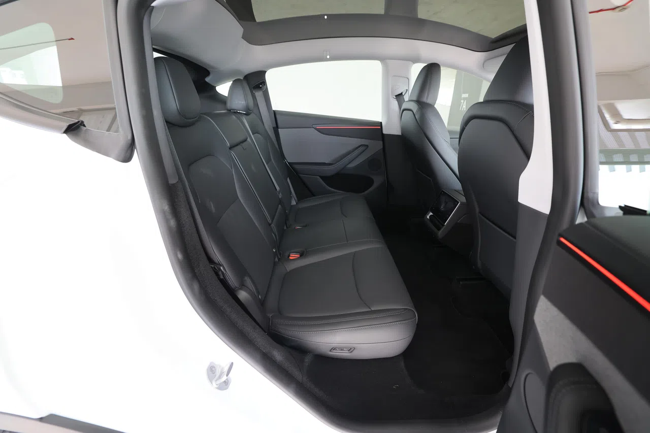 后排座椅空间宽敞，腿部与头部空间充裕。（龙国雄摄）