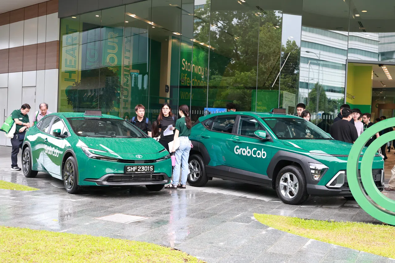 GrabCab德士车队将由较环保的混合动力车和电动车组成，包括丰田普锐斯混动（左）和现代Kona混动（右）车款。（特约陈来福摄）