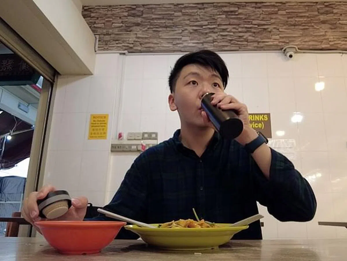 为了省钱，曹镇国在外用餐都会喝自带的饮用水，不点饮料。（林国明摄）