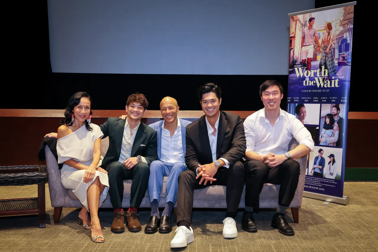 《值得的等待》演员陈琼华（左起）、周逸之、林友明、Ross Butler和监制谢文凯日前出席影片在本地的首映会。（档案照）