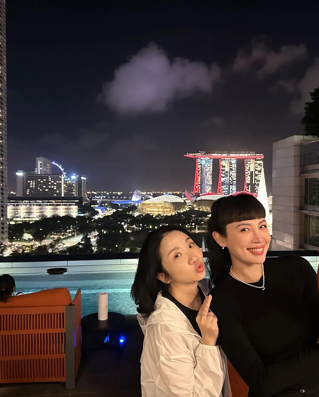 魏如萱（右）上个月来新演出时与陶晶莹叙旧。（取自陶晶莹IG）