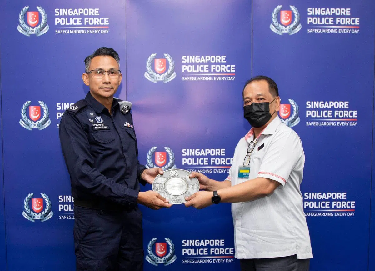 地铁站长塔希尔获颁社区合作奖。（新加坡警察部队提供）