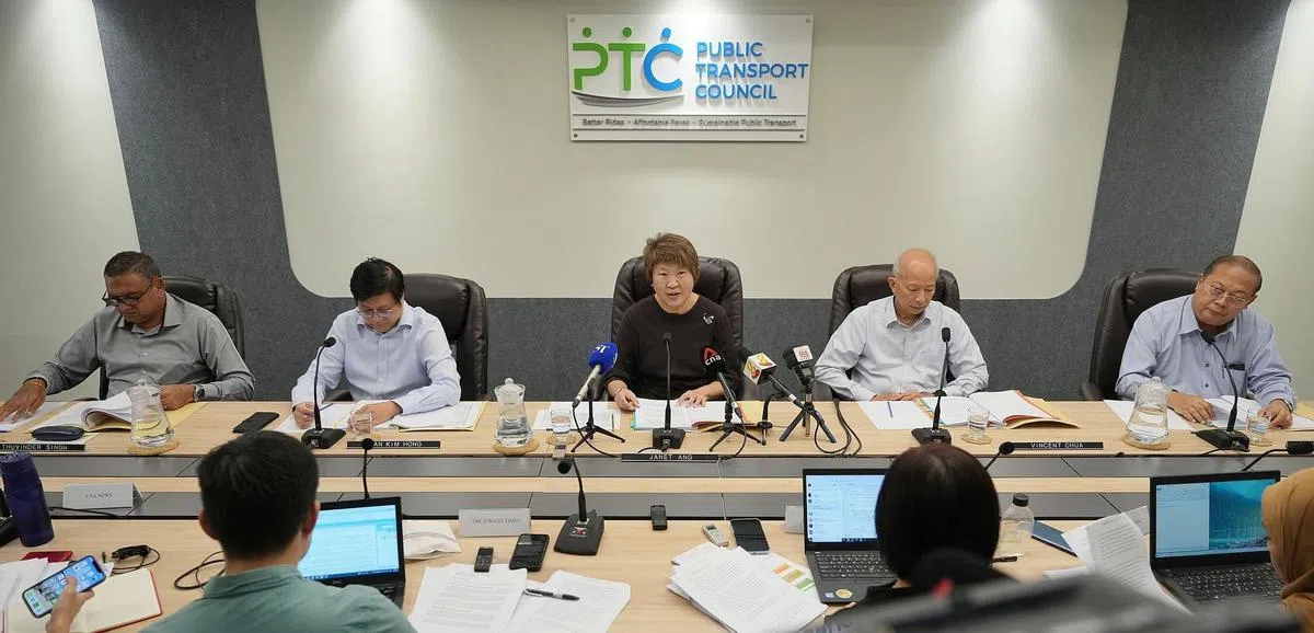 根据车资方程式今年车资可允许调整的顶限为13.5％，但公共交通理事会决定批准整体车资调高2.9%。理事会主席洪月霞（中）解释，这个涨幅是为了让它保持在接近通胀水平，以及略低于预期工资增长。（谢智扬摄）