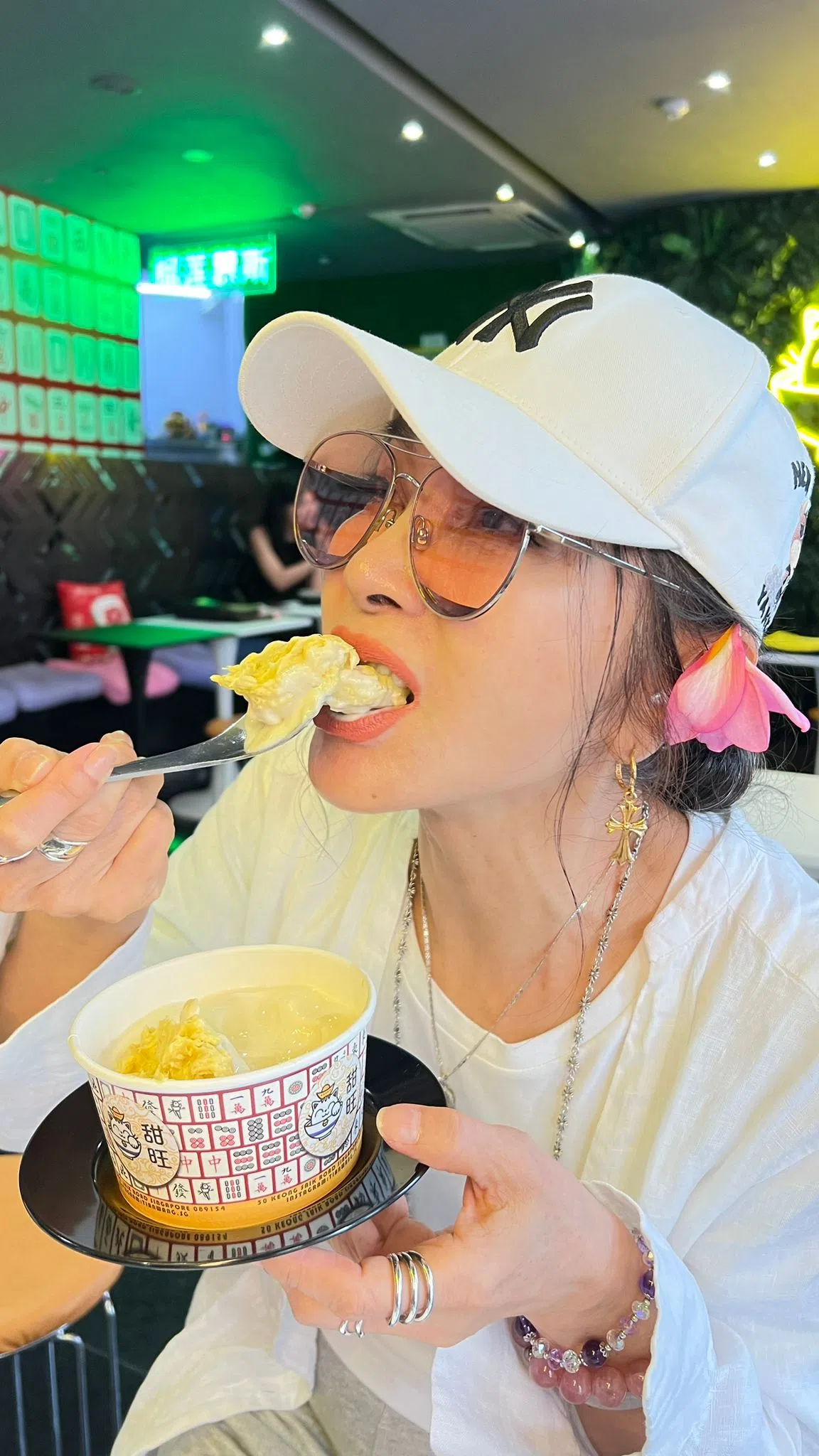 陈美凤享用猫山王甜品，终于解馋。（李南星经理人提供）