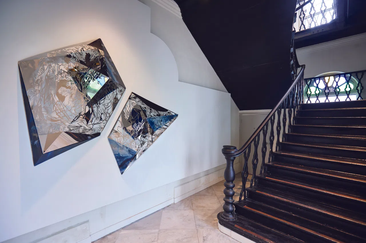 新加坡陈玮湘的激光切割不锈钢雕是林发祥与廖慧莲夫妇的收藏。（私人美术馆提供）