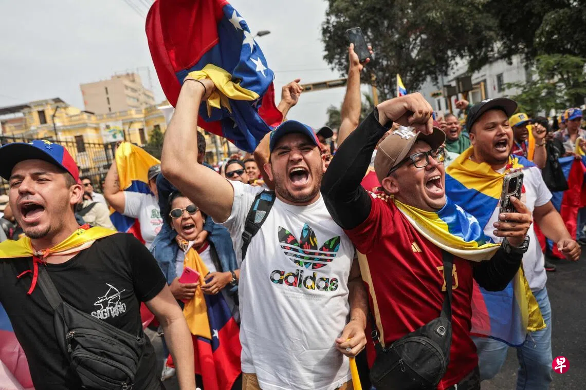 尽管全球多个国家谴责美国对委内瑞拉采取军事行动，但美军抓获委内瑞拉总统马杜罗的消息传出后，许多居住在秘鲁的委内瑞拉反对派人士到利马的委内瑞拉大使馆外欢呼庆祝。 （法新社）
