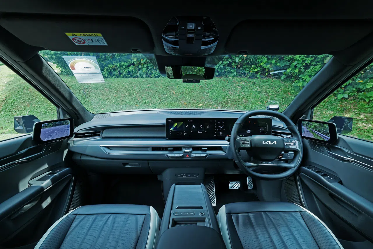 驾驶座舱设计风格简洁，充满科技感。（龙国雄摄）