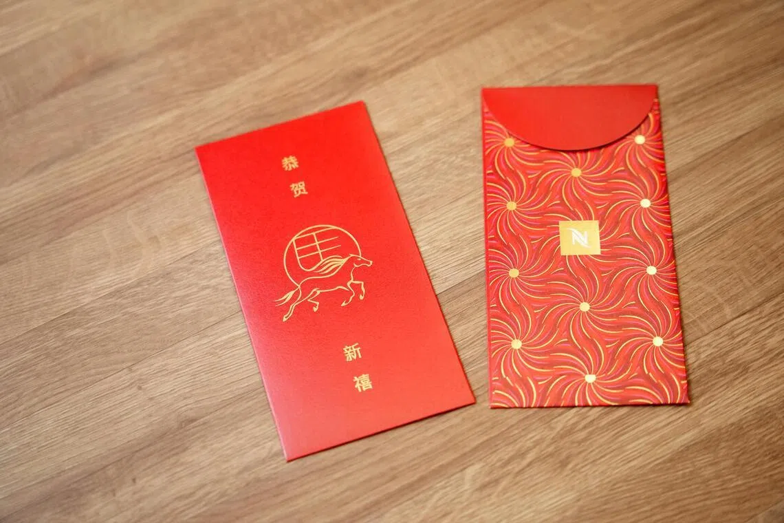 Nespresso红包前面是一匹与马字合体的奔马，背后是花卉图纹。（谢智扬摄）