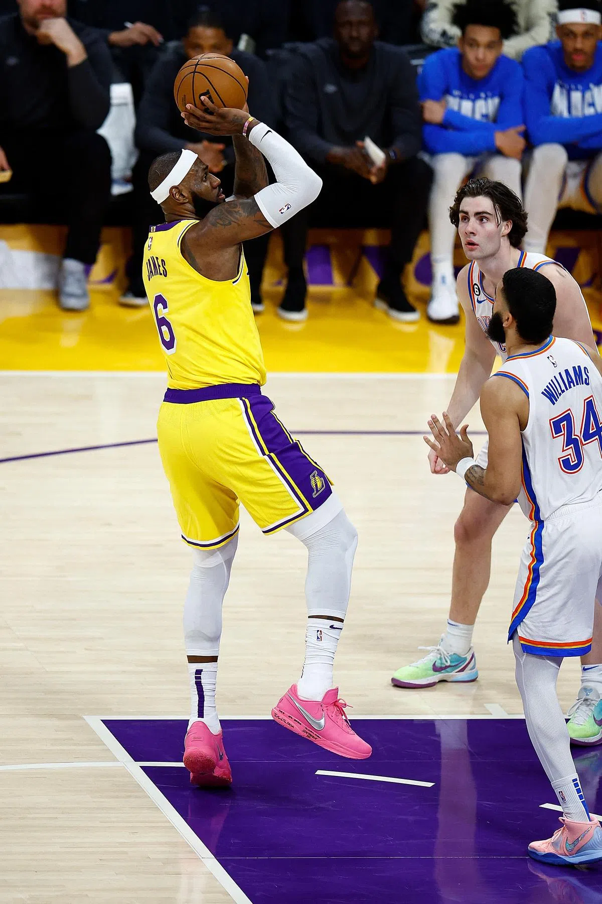 詹姆斯这记后撤步后仰跳投球得手，打破了尘封39年的NBA总得分纪录。（法新社）