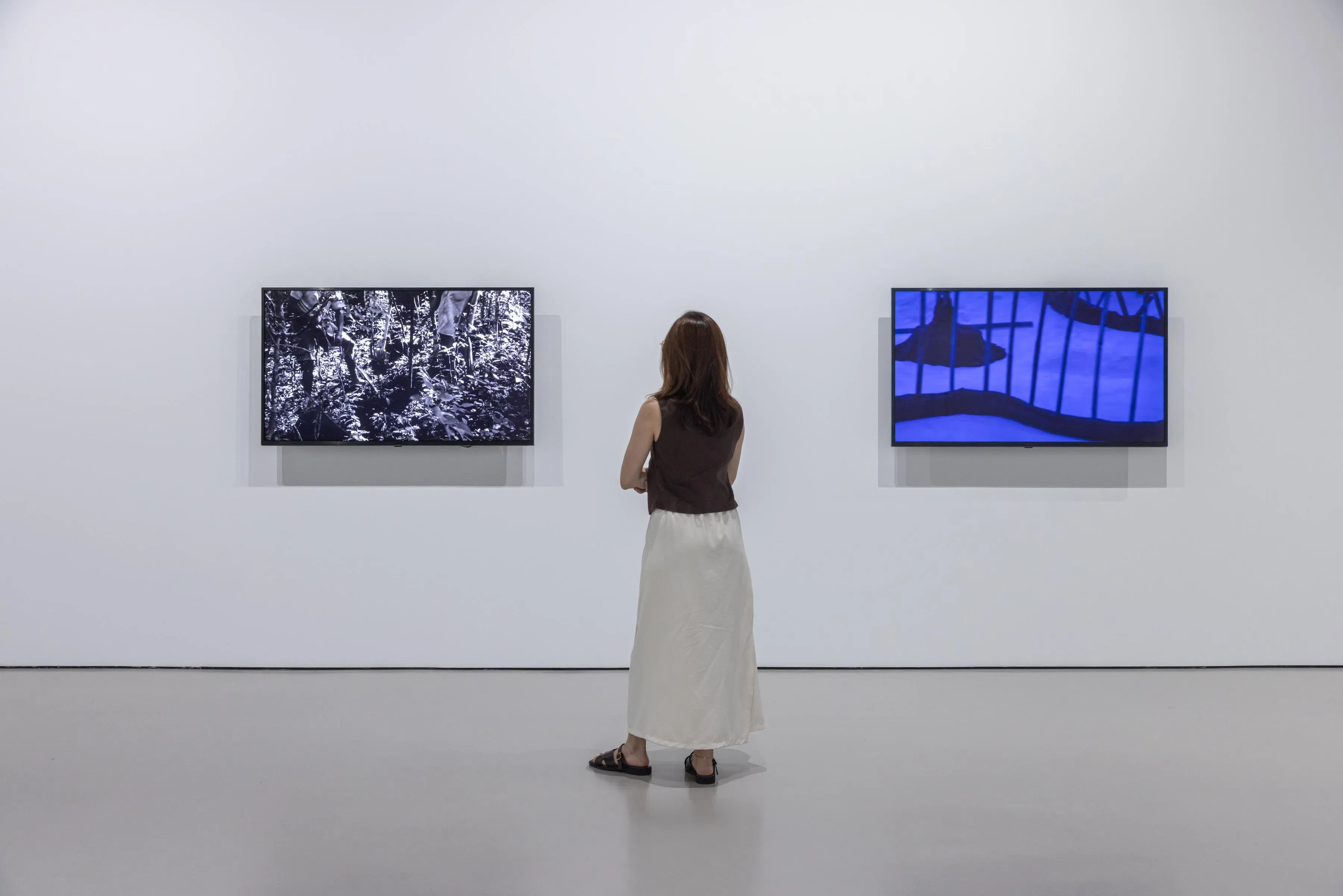 谷口玛丽亚录像《形象研究》（2012，左）与《形象研究》（2018）专注于劳作的过程。（新加坡美术馆提供）