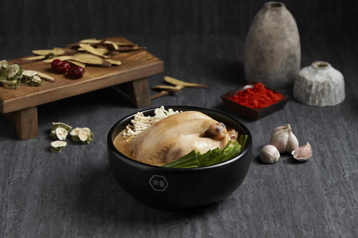 Spicy Cure解酒辣参鸡汤加入辣椒、韭菜与金针菇，鲜辣刺激，适合宿醉或精神昏沉时享用。（餐馆提供）