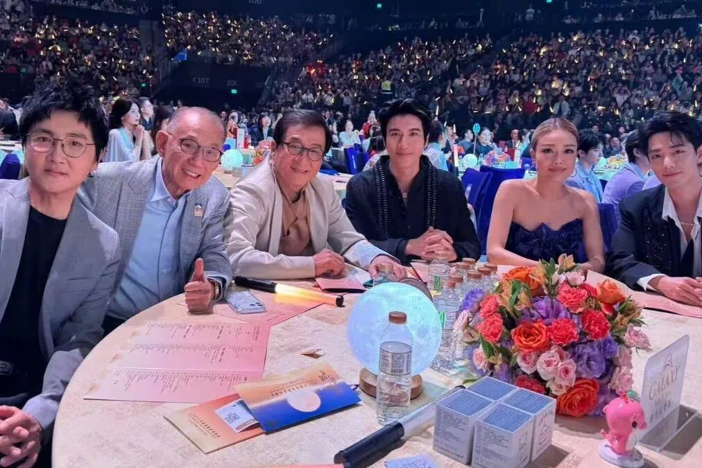 孙楠（左起）、杨受成、成龙、王力宏、容祖儿和肖战合影。（互联网）