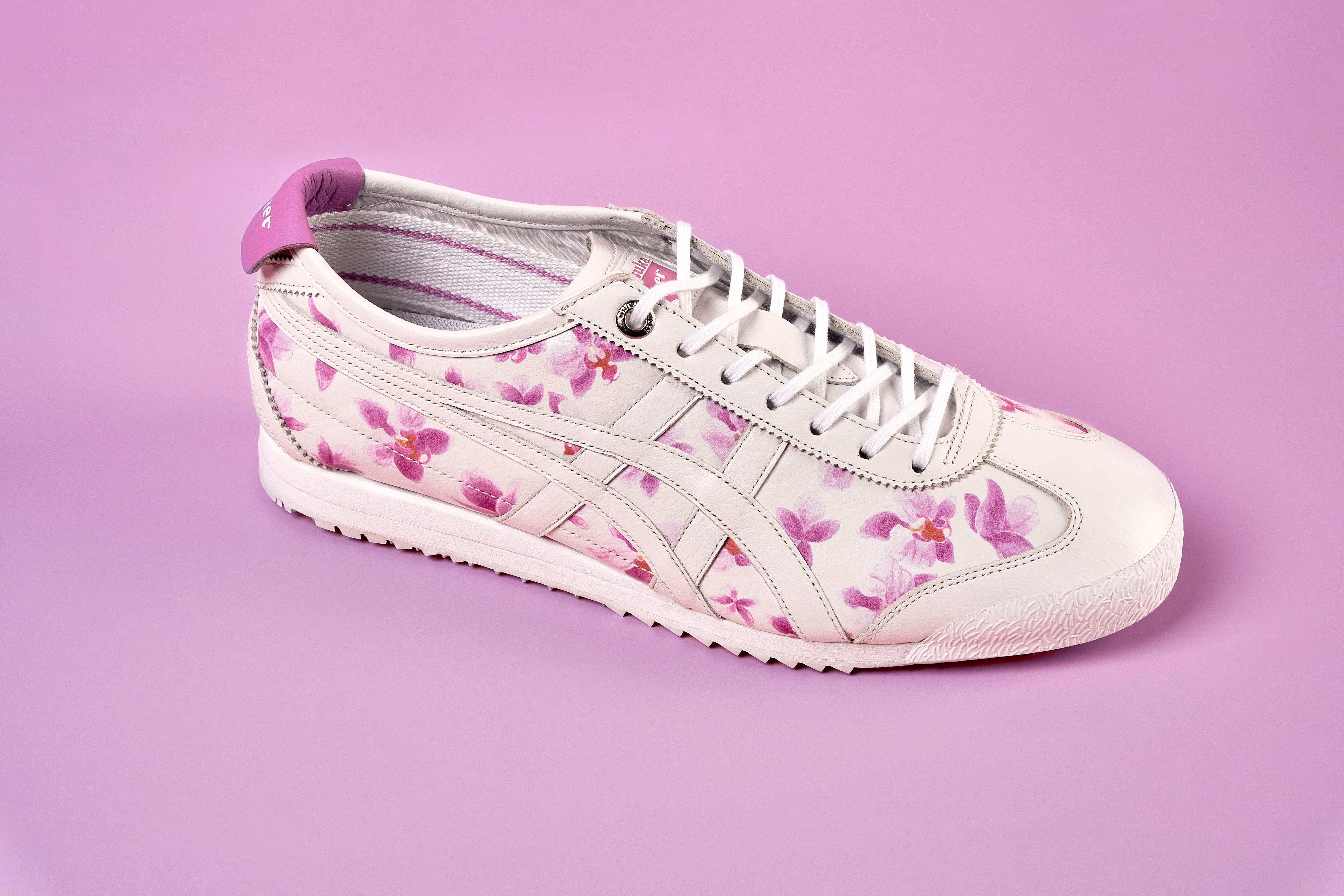 花飞花，胡姬舞——鬼塚虎在本地推出限量胡姬花图Mexico 66 SD款型球鞋，为新加坡庆生。（取自Onitsuka Tiger网站）