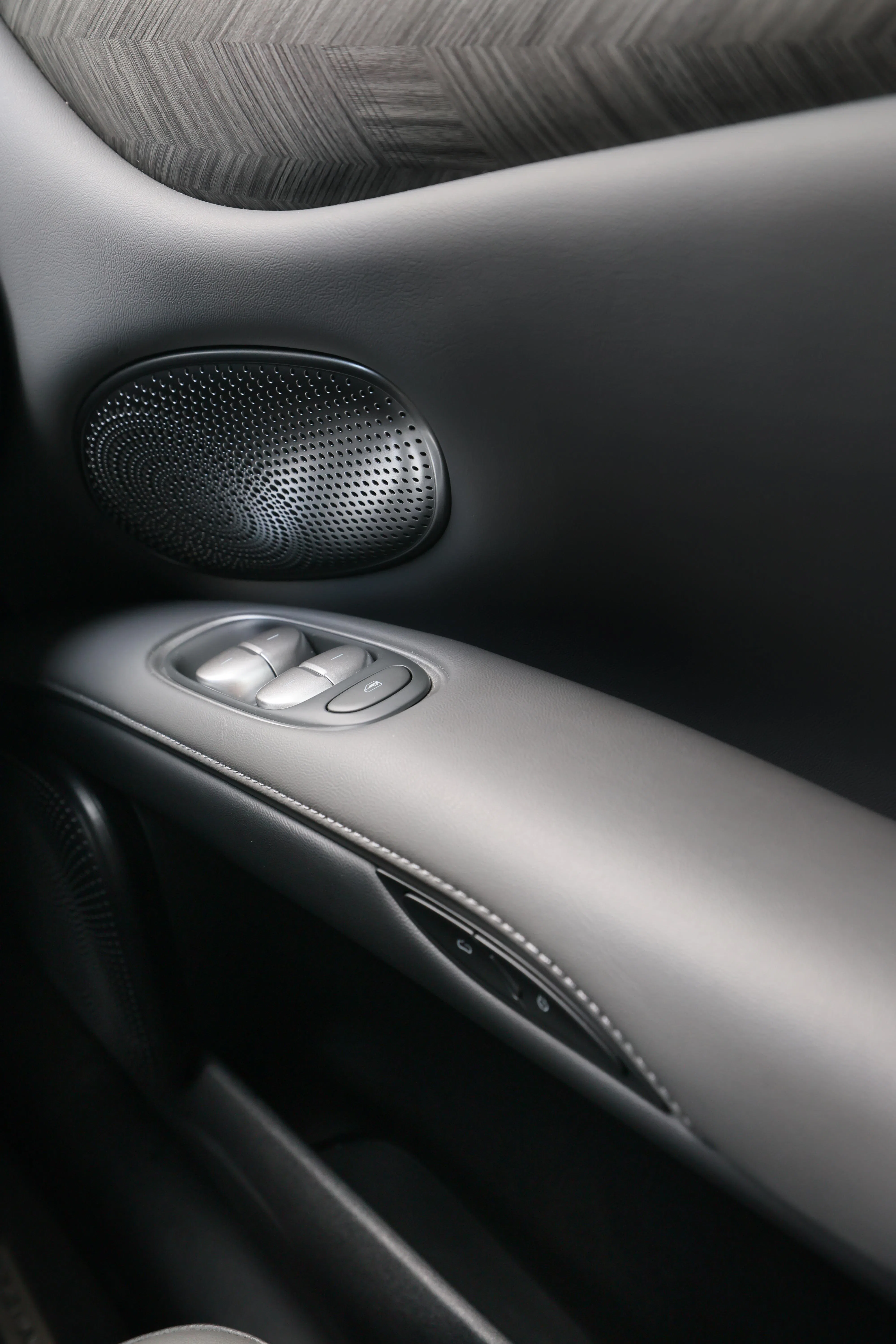 全车配备20个扬声器，音响效果出色。（龙国雄摄）