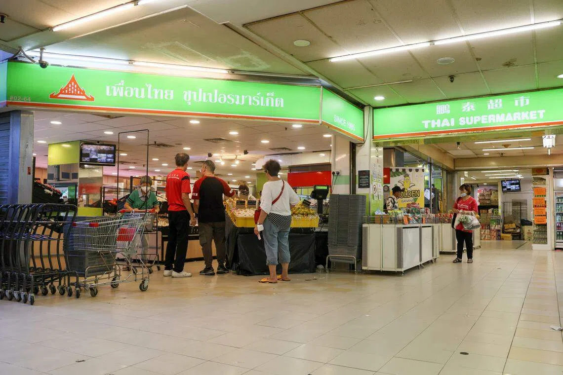 黄金坊二楼的鹏泰超市是“小泰国”的必游之地。（卓祾祎摄）