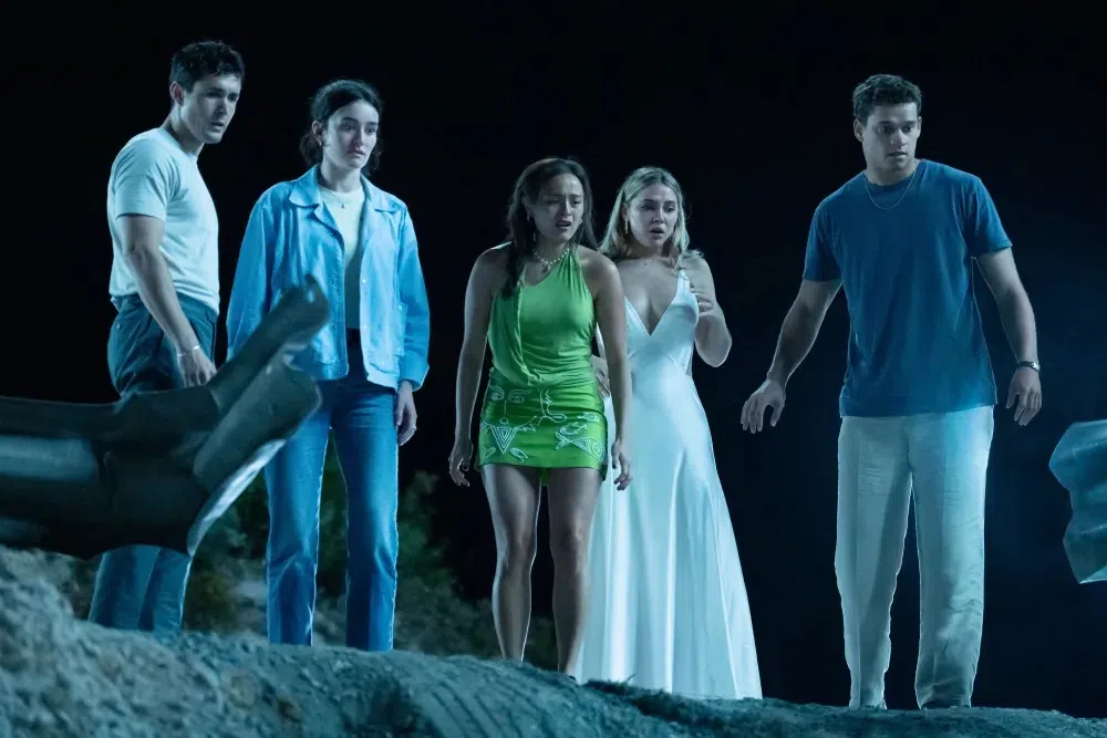 新版《是谁搞的鬼》以五名好友卷入一场致命车祸揭开序幕。（Sony Pictures提供）