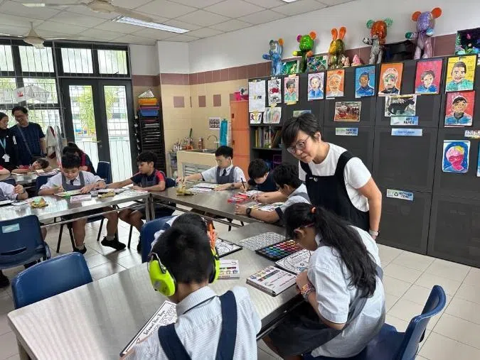 芬微花园学生在教师的指导下，自主选择图案轮廓以及水彩、马克笔等不同媒介进行绘画。（芬微花园学校提供）