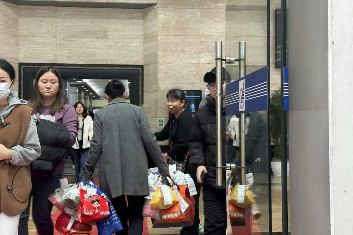 代送阿姨凑足订单后，就会拿着十几二十份外卖，到大楼逐一派送。（林煇智摄）