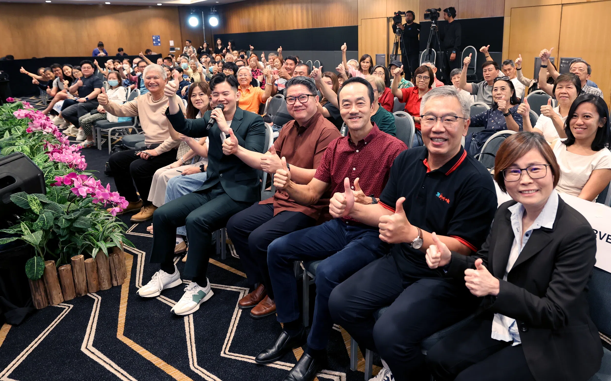 （右起）义工王新凤、《新明日报》总编辑朱志伟、卫生部兼人力部高级政务部长许宝琨医生、中央公积金局副局长（政策与企业发展群）陈利发，以及UFM100.3广播员张承尧，在对话会上与民众合照。（庄耿闻摄）