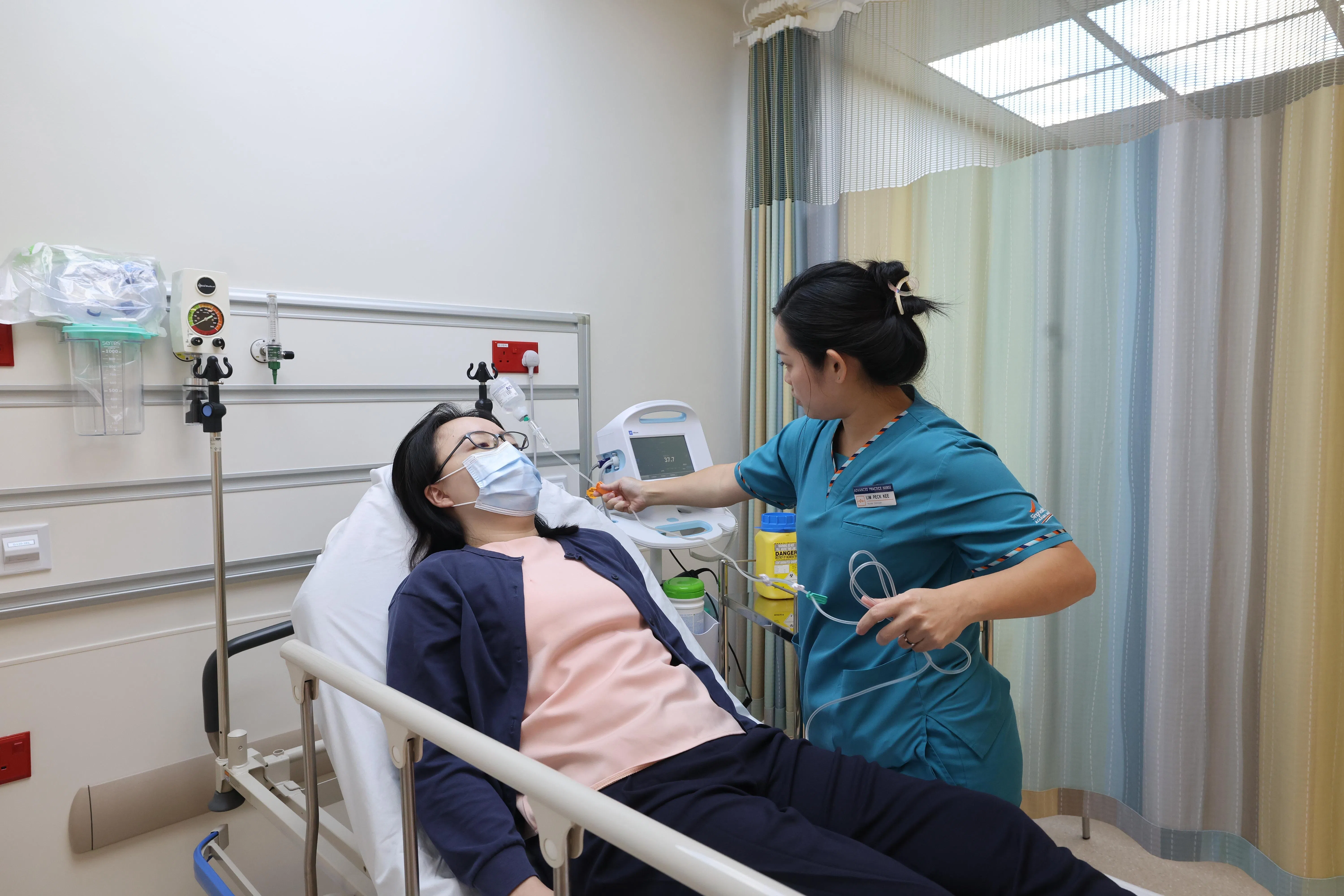 脑神经科诊所也设有输液室，为偏头痛、多发性硬化症及早期阿尔茨海默病患者，提供短时间静脉输注治疗。图为护士示范为模拟病人输液。（唐家鸿摄）