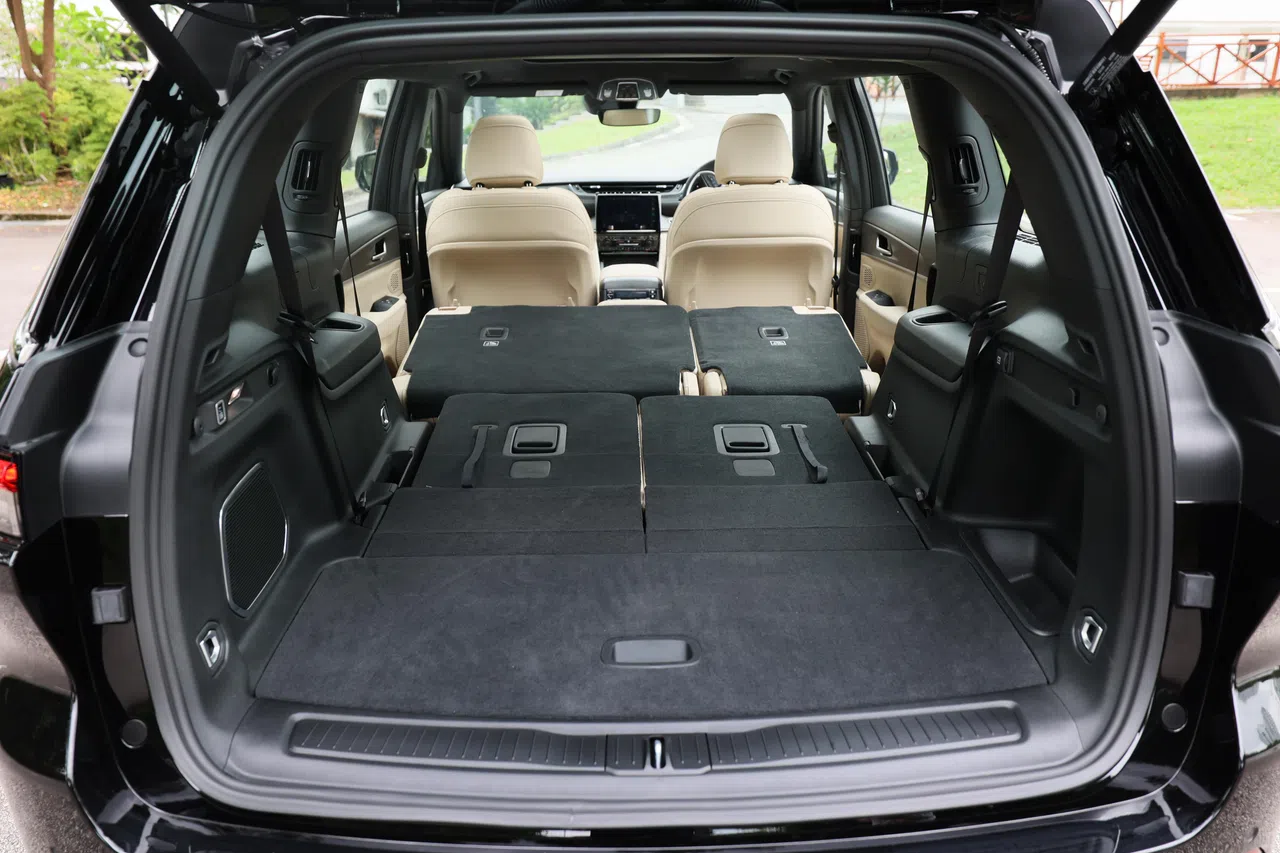 把中后排座椅椅背都折下，空间大增至2395公升。（龙国雄摄）