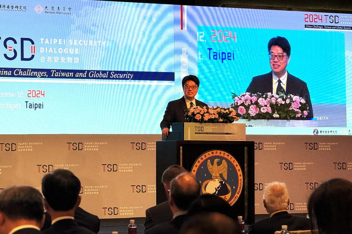 台湾政府的大陆委员会主委邱垂正（台上者）9月12日在“2024台北安全对话”开幕致词时重申，台湾将加强国防、提高经济安全、加强与志同道合的民主国家的伙伴关系，并维持稳定且有原则的两岸关系。（缪宗翰摄）