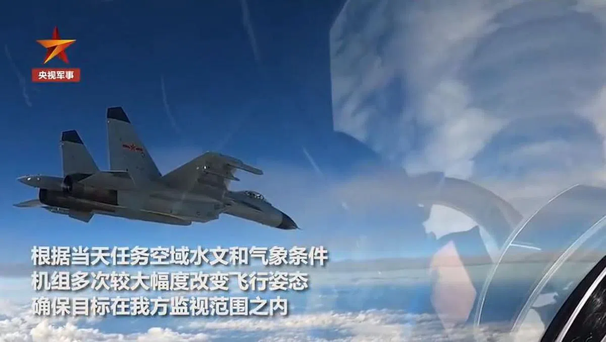 央视国防军事频道官方微博星期二发布解放军战机在南中国海空域跟监外机的视频画面。（“央视军事”视频截屏）