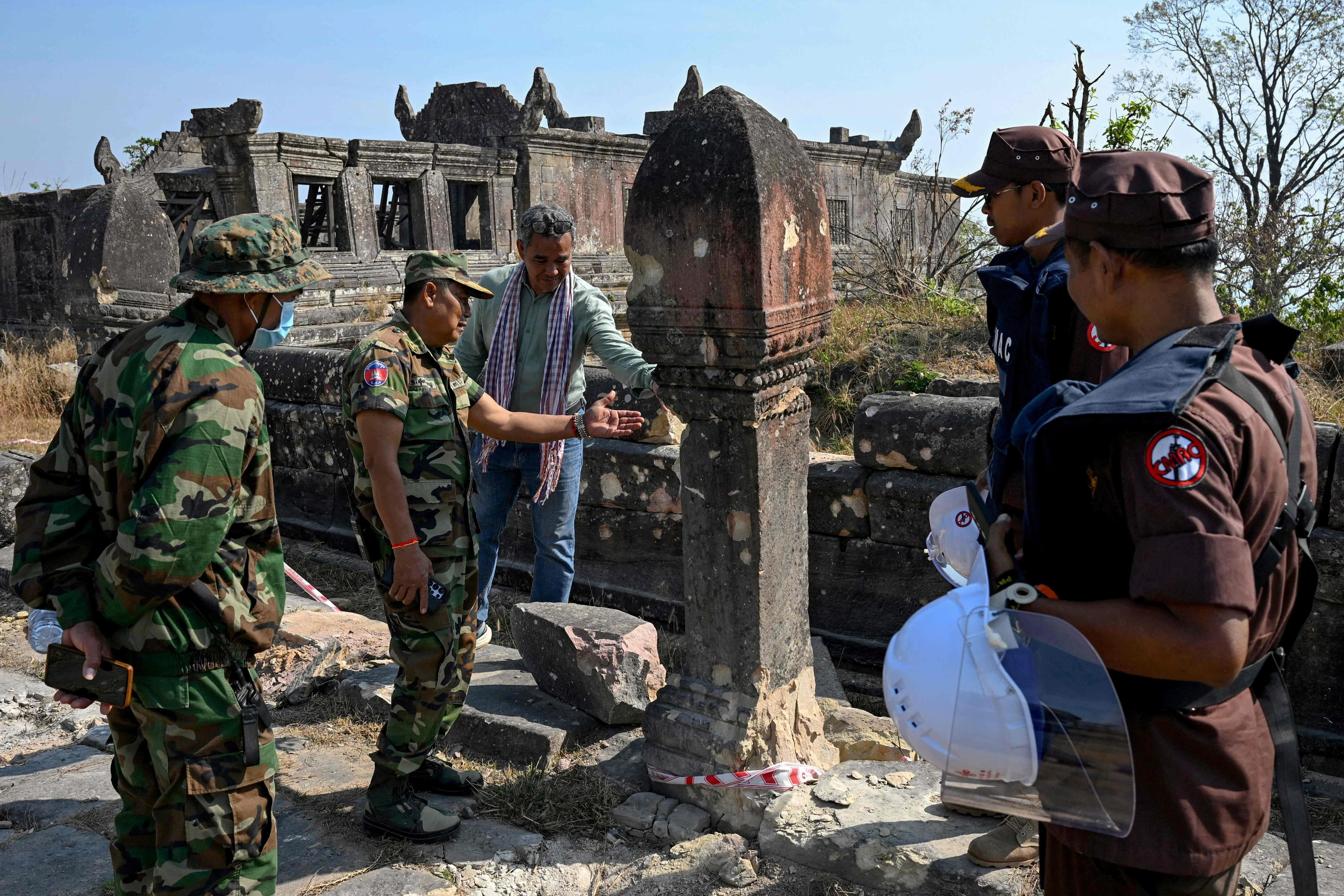 柏威夏管理局副局长西纳特（中）说，柏威夏寺的一些损毁已无法修复。（法新社）
