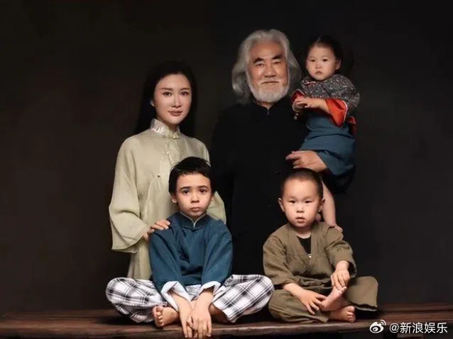 张纪中和第三任妻子及孩子们合照。（互联网）