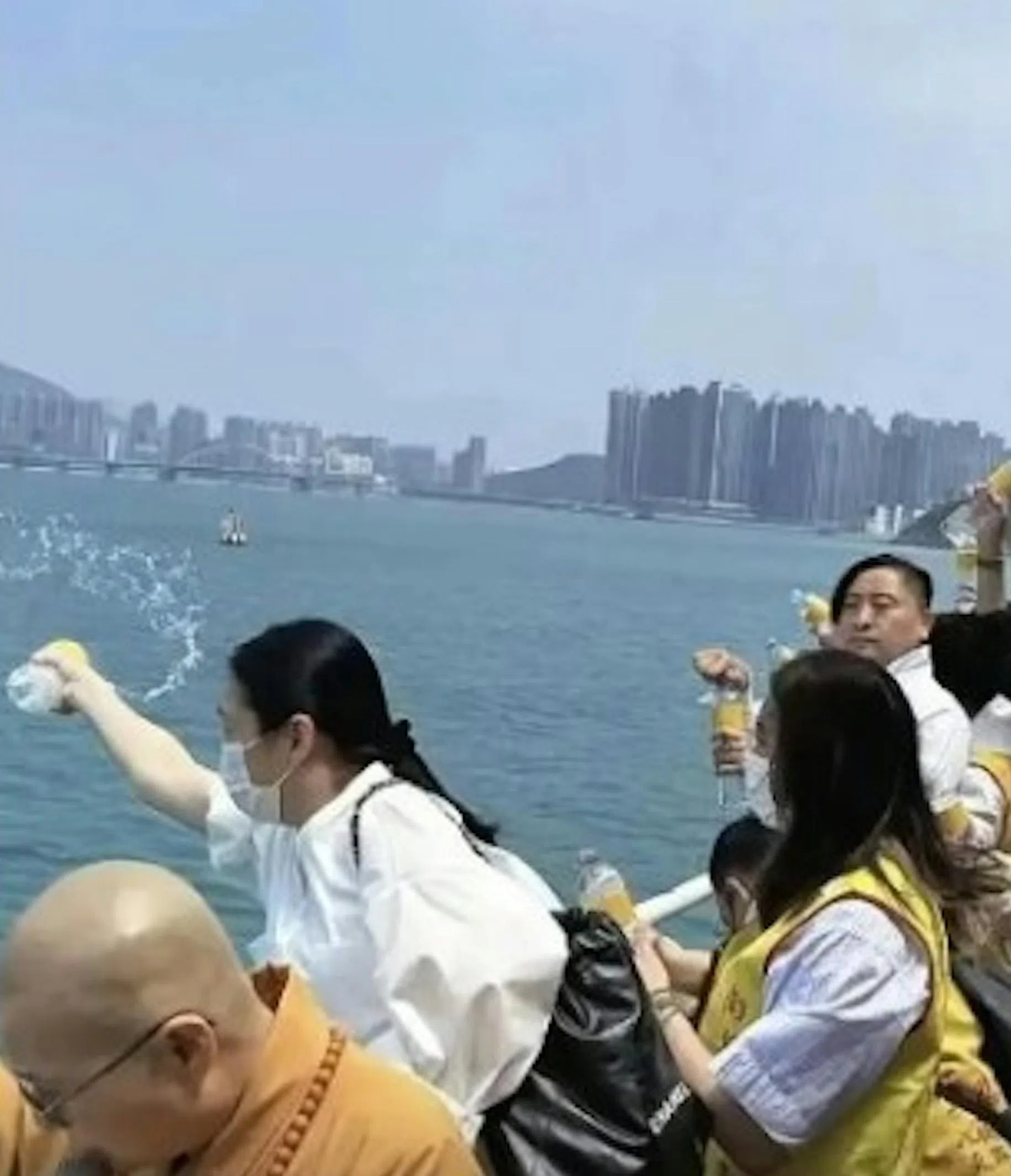 朱丽蒨肩上的黑色名牌包包也成为焦点。（互联网）