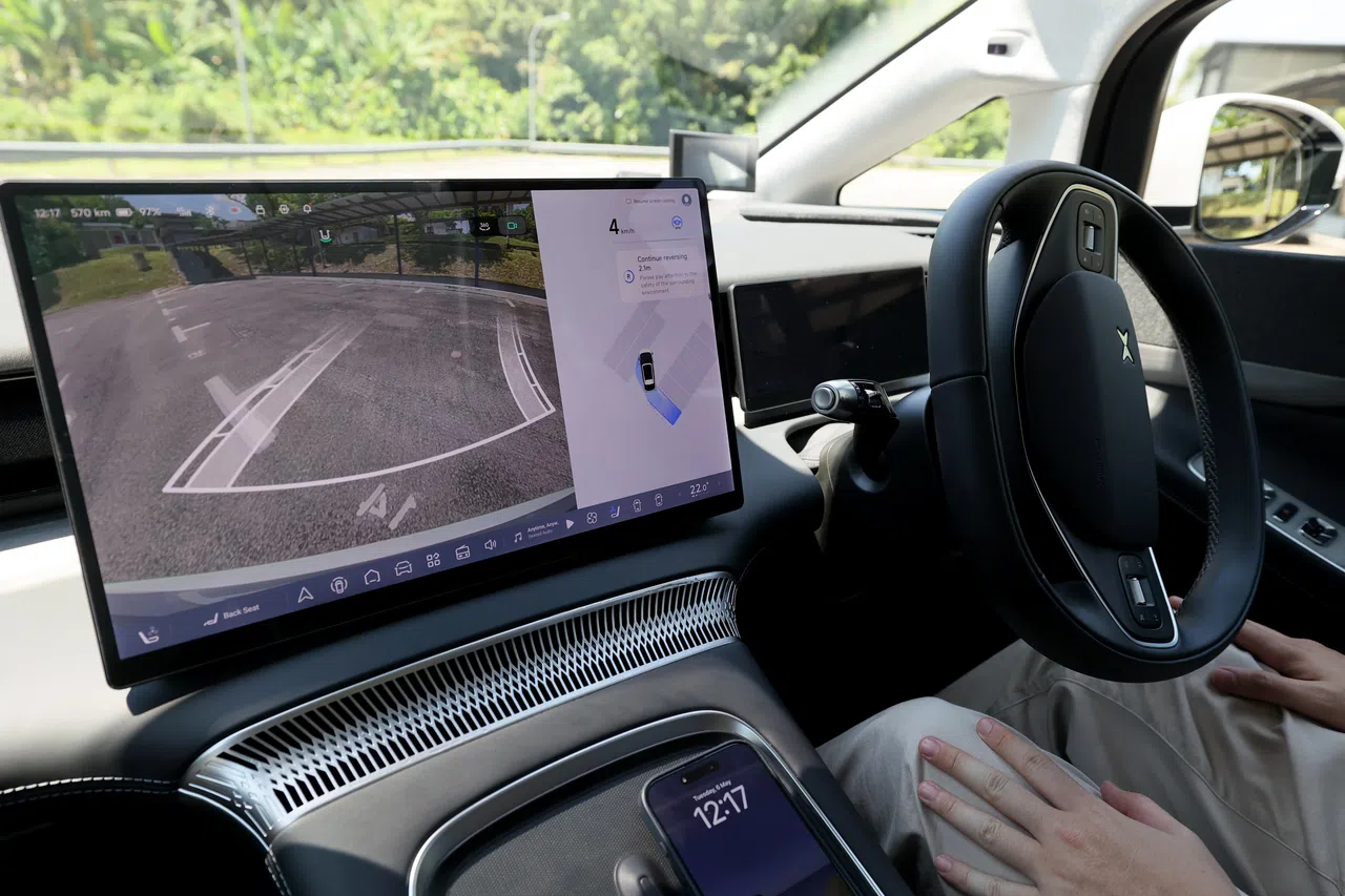 X9具自动泊车功能，动作准确，流畅自然，几乎无需人为干预。（龙国雄摄）