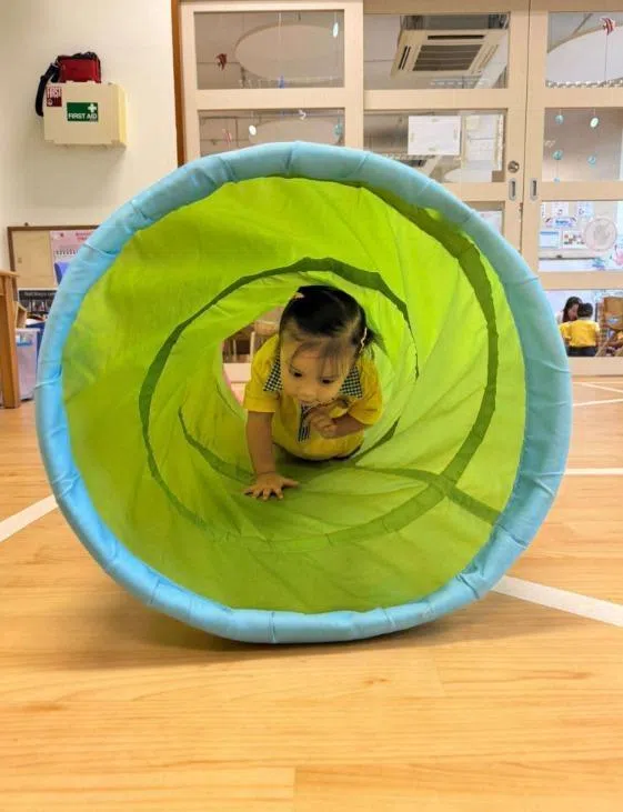 乐心儿旗下大部分的幼儿园在星期五减少户外游戏，户外活动改为在室内进行，包括让小朋友在室内进行隧道爬行。（Skool4Kidz提供）