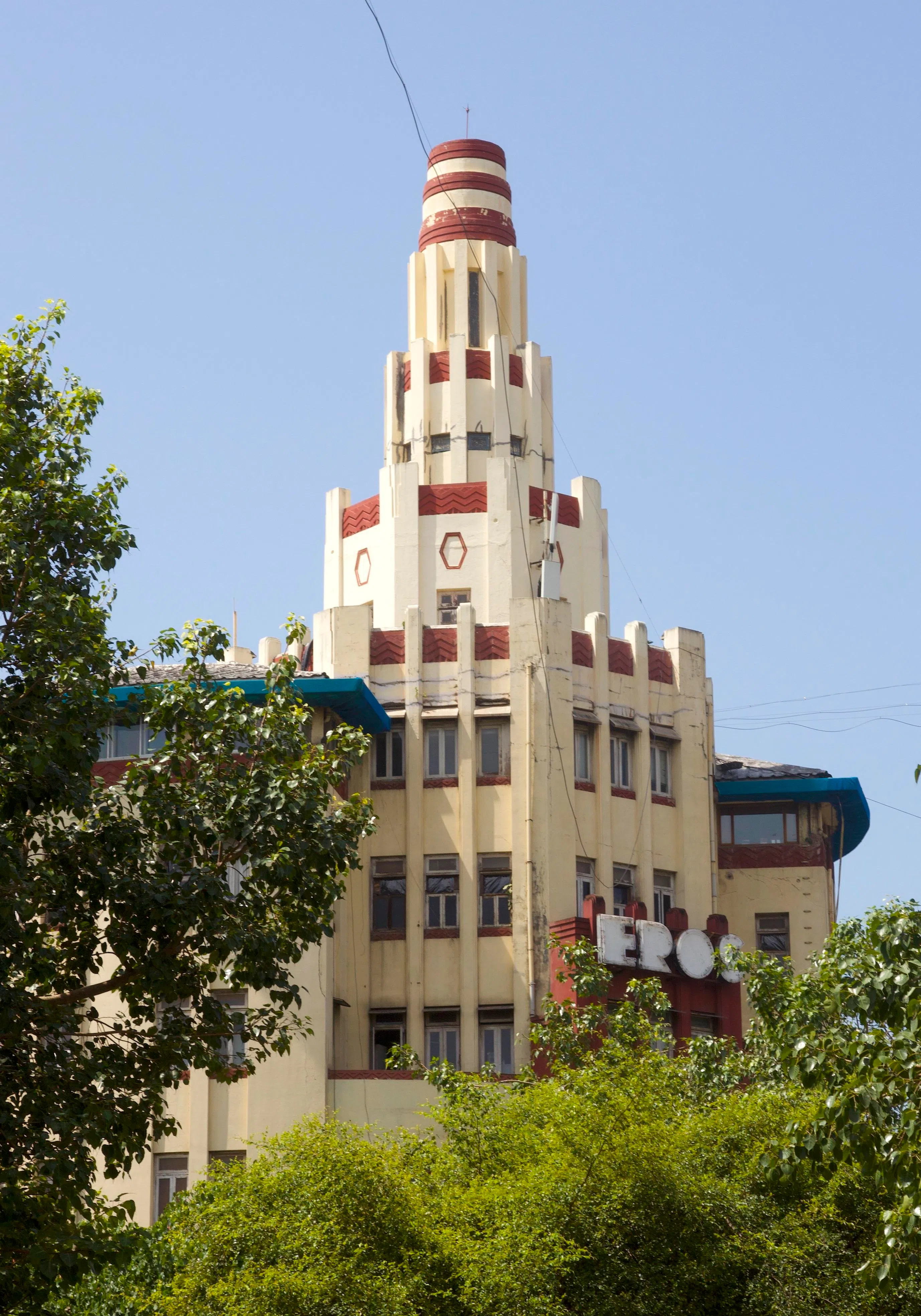 孟买1938年的爱神电影院充满装饰艺术风格。（陈威仁摄）