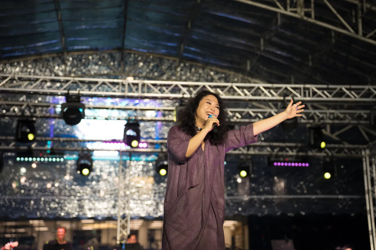 除了《城里的月光》，许美静还献唱《阳光总在风雨后》《遗憾》。（弹唱人提供）