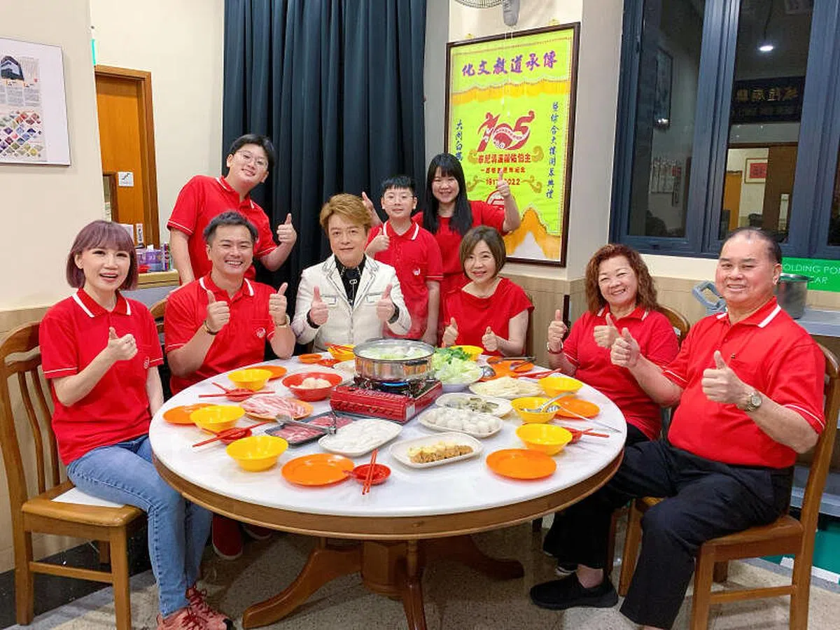 翁立友在年除夕演出后与本地歌台台主陈志伟（左二）合家围炉吃团圆饭，（左起）袁瑾、翁立友，于美人，右一是新加坡道教总会会长陈添来。（陈志伟提供）