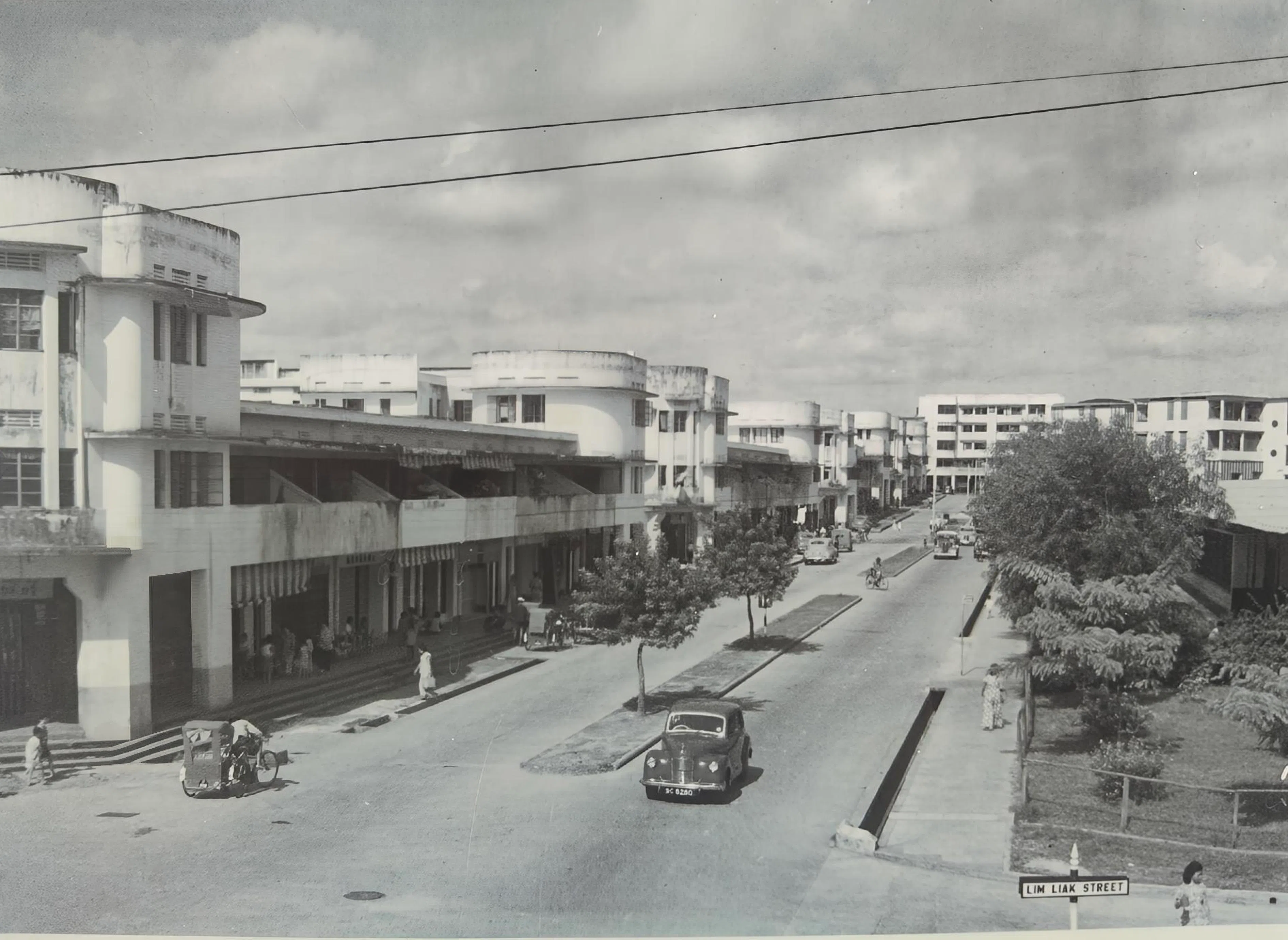林烈家族原葬在中峇鲁，图为早期的林烈街口（Lim Liak Street)。（拍摄自中峇鲁历史走道展示板）