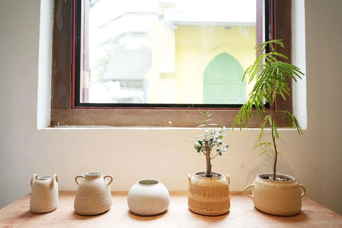 陶艺家陈姝惠五件陶瓷作品记录了她过去一年所经历的种种忧患，以及有情人终成眷属的喜事。（谢智扬摄）