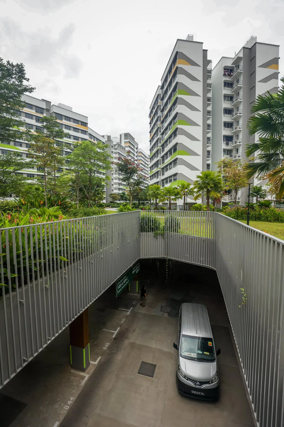 在组屋和社区空间下方的停车场。（叶振忠摄）