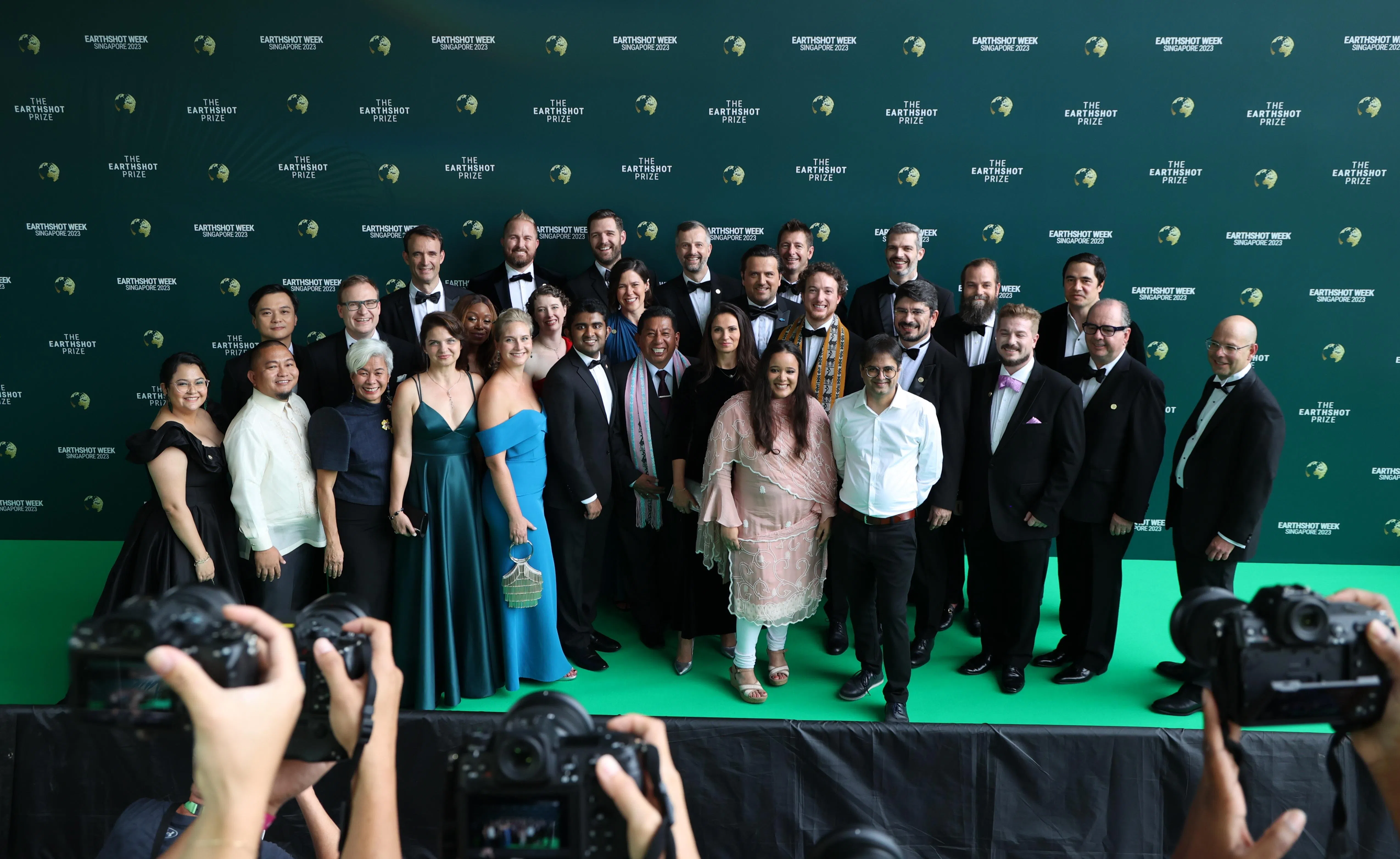“为地球奋斗”环境奖入围者在绿毯上合影。（梁麒麟摄）