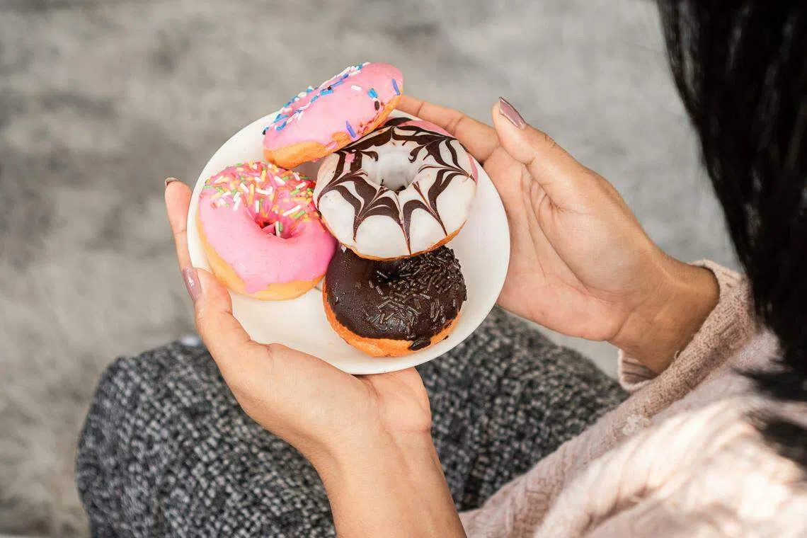 压力大的时候，甜食看起来特别诱人？吃下去却可能导致内皮细胞功能异常，增加心血管疾病的风险。（iStock图片）