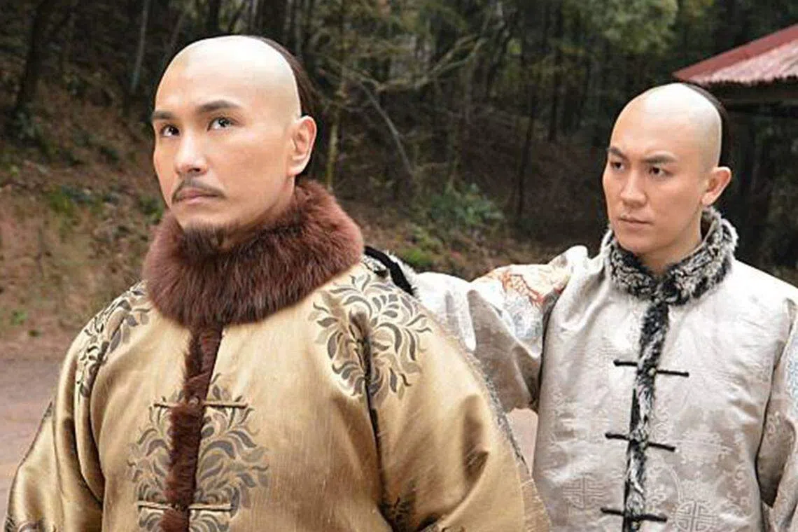 谭俊彦（右）在《天命》里不甘成为傀儡，与陈展鹏（左）反目。（星和娱乐提供）